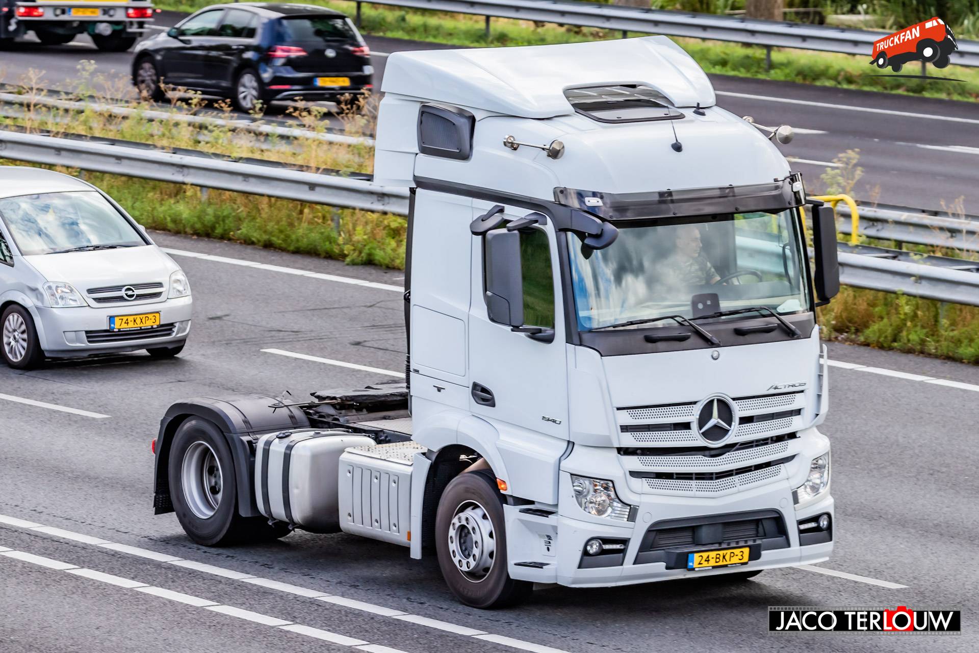 Foto Mercedes Benz Actros MP4 1372782 TruckFan