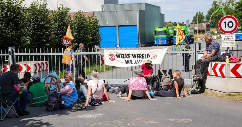 Actievoerders van Extinction Rebellion blokkeren opnieuw veevoederfabriek Ravenstein