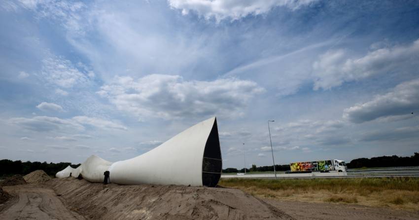 Afgedankte wieken van windmolens voldoen prima als geluidsscherm langs A58 bij Oirschot: Rijkswaters