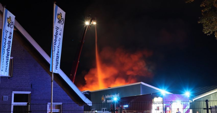 Als kuikenbroederij in Saasveld vlam vat, volgt een optocht van brandweervoertuigen