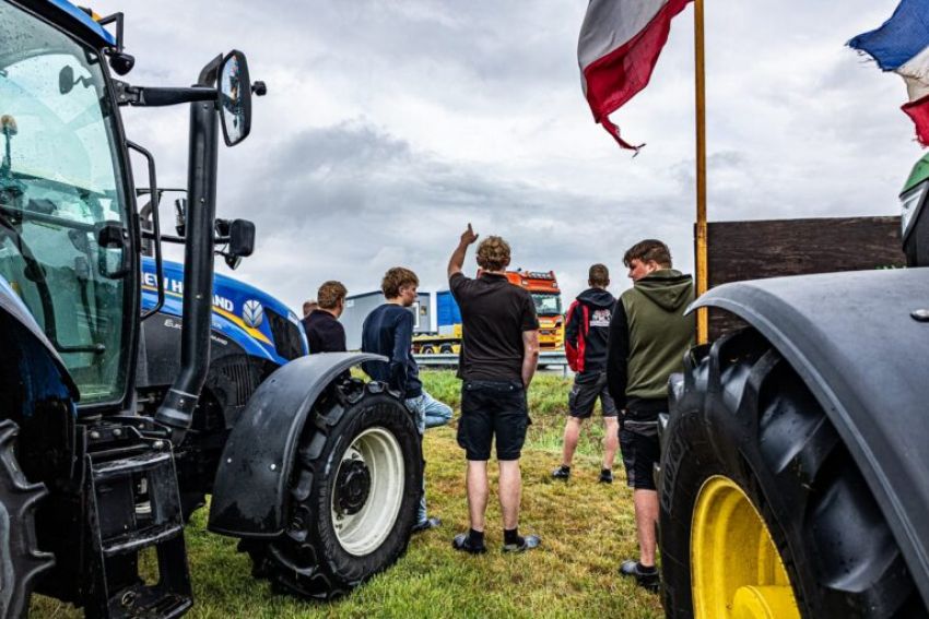 Boerenprotest langs A28 krijgt steun van vrachtwagenchauffeurs