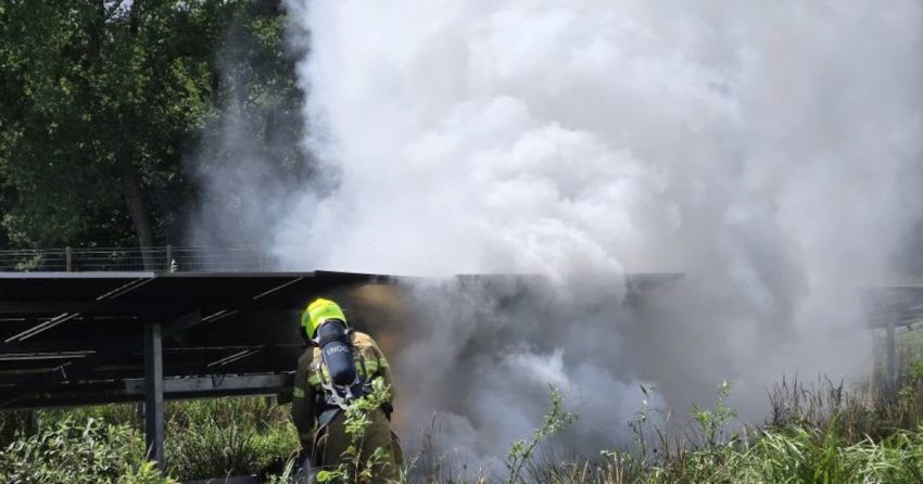 Brand door kortsluiting bij zonnepark in Neede: deel panelen uitgezet