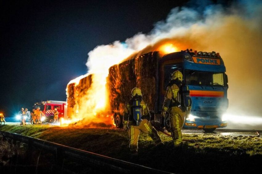Brand in hooibalen op vrachtwagen