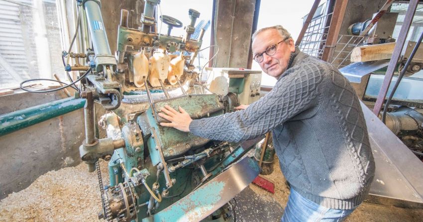 Klompenmaker Jaap Kramer houdt er na 55 jaar mee op: ‘Dit gaat me aan het hart’