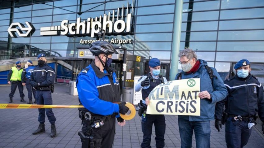 Op Schiphol opgepakte XR-activisten weer vrij