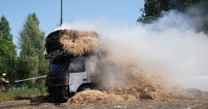Vrachtwagen met hooibalen vliegt in brand in Schijndel: cabine volledig uitgebrand, afhandeling duur