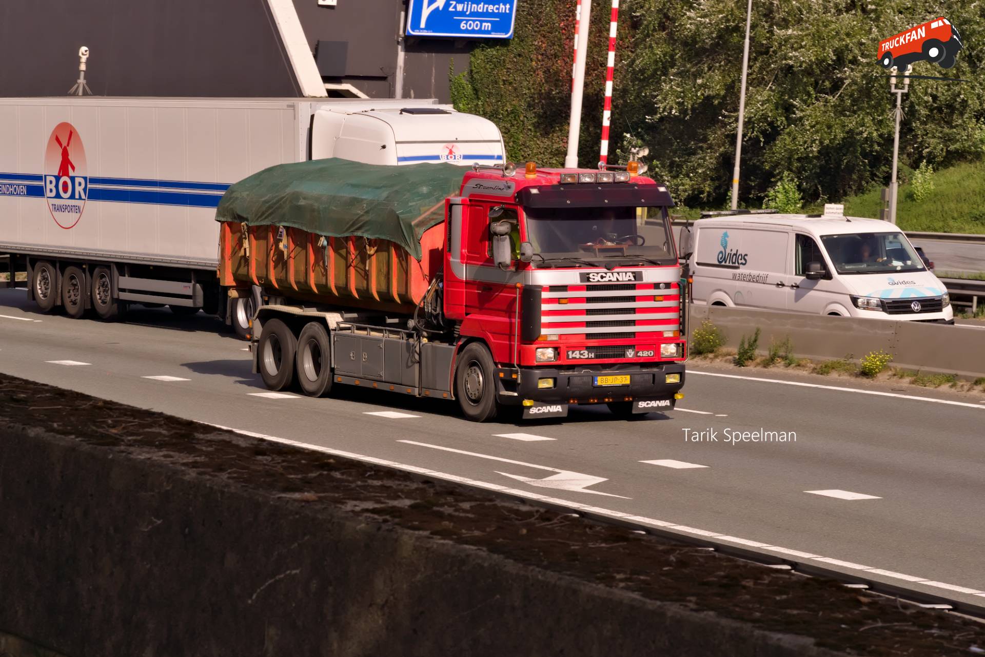 Scania 143H Streamline op de A16 in oktober 2025