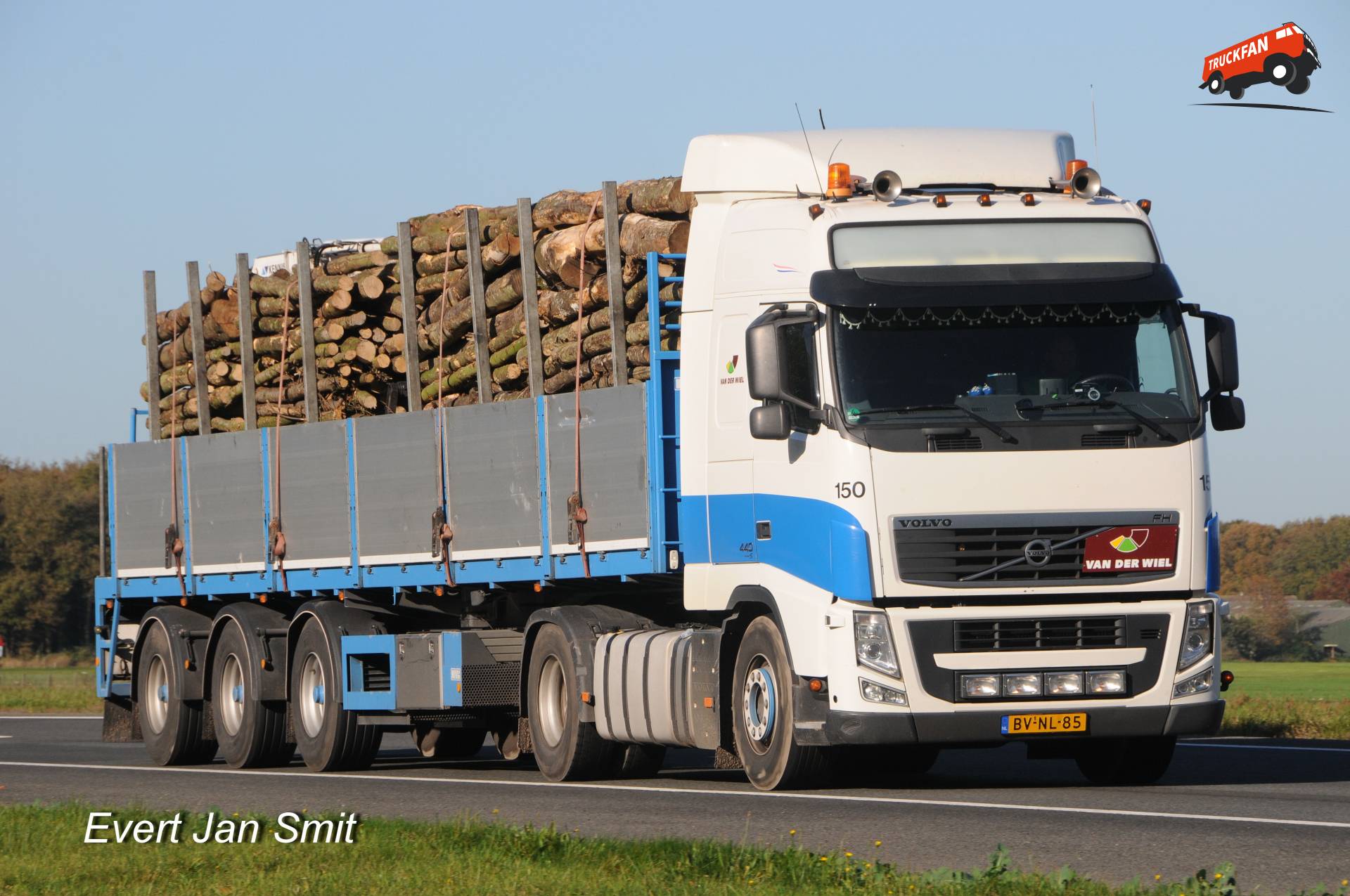 Volvo FH3-440 vrachtwagen met boomstamlading op A37