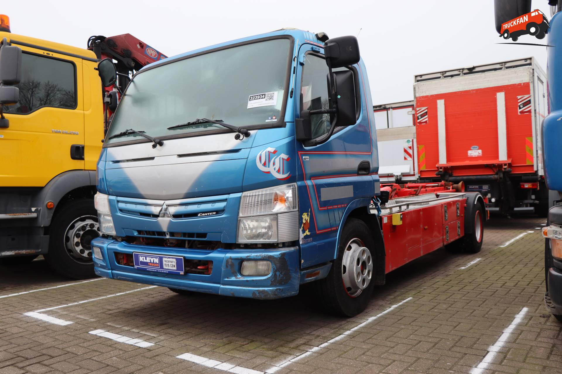 Fuso Canter containerwagen klaar voor levering bij Kleyn Trucks
