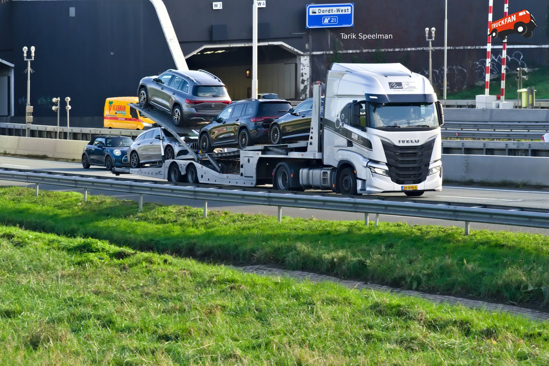 Iveco S-Way van Clean is Clean op de A16