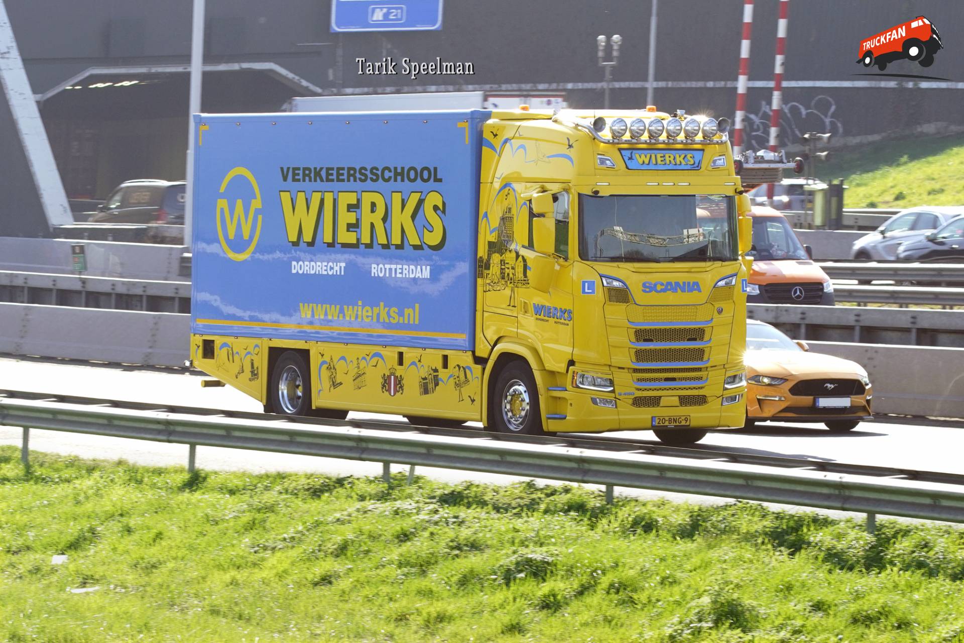Scania S450 rijschoolwagen van Wierks op de A16