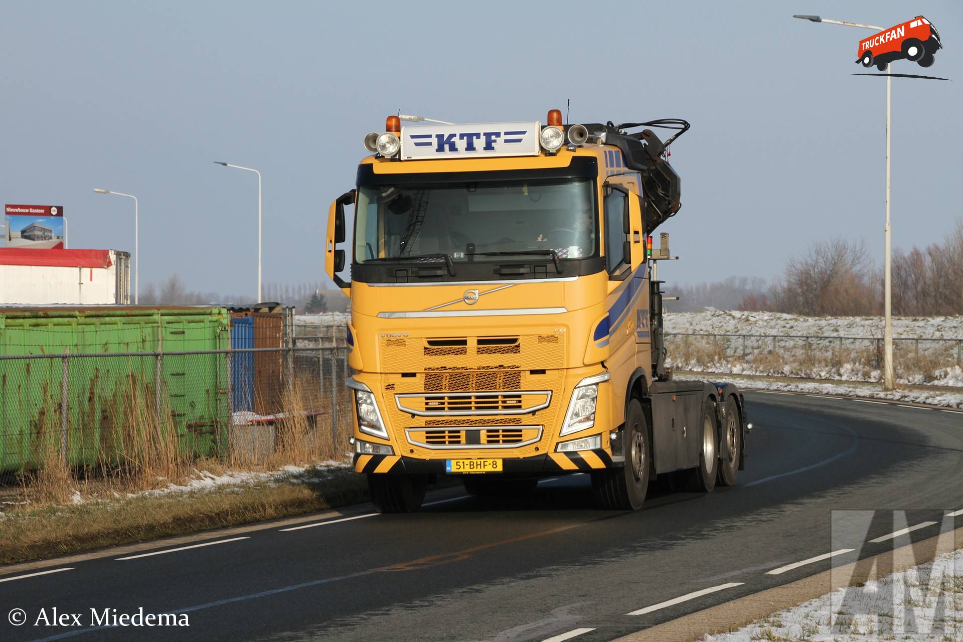 Volvo FH 4 vrachtwagen met HMF 5020K6 kraan in Harlingen