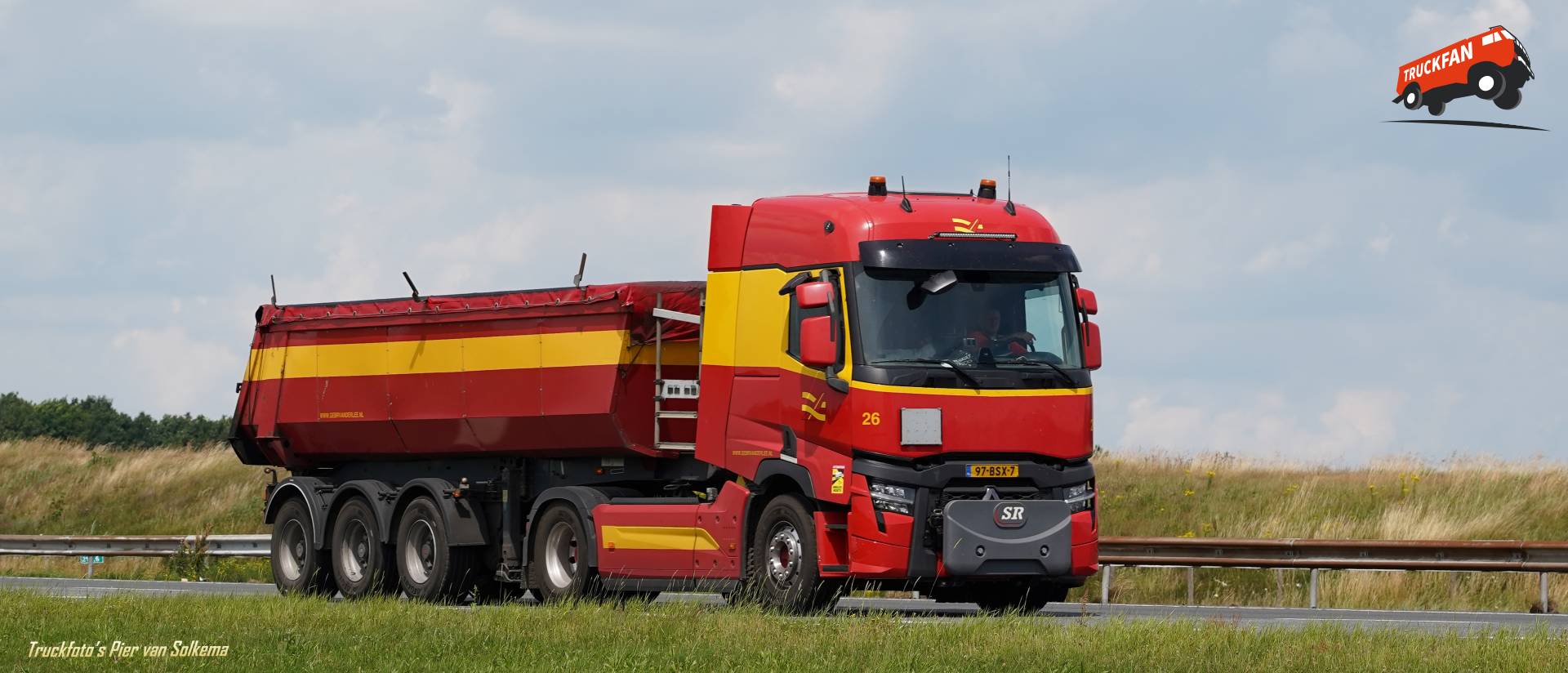 Renault T Kipper van Van der Lee op de A7 bij Hoogezand