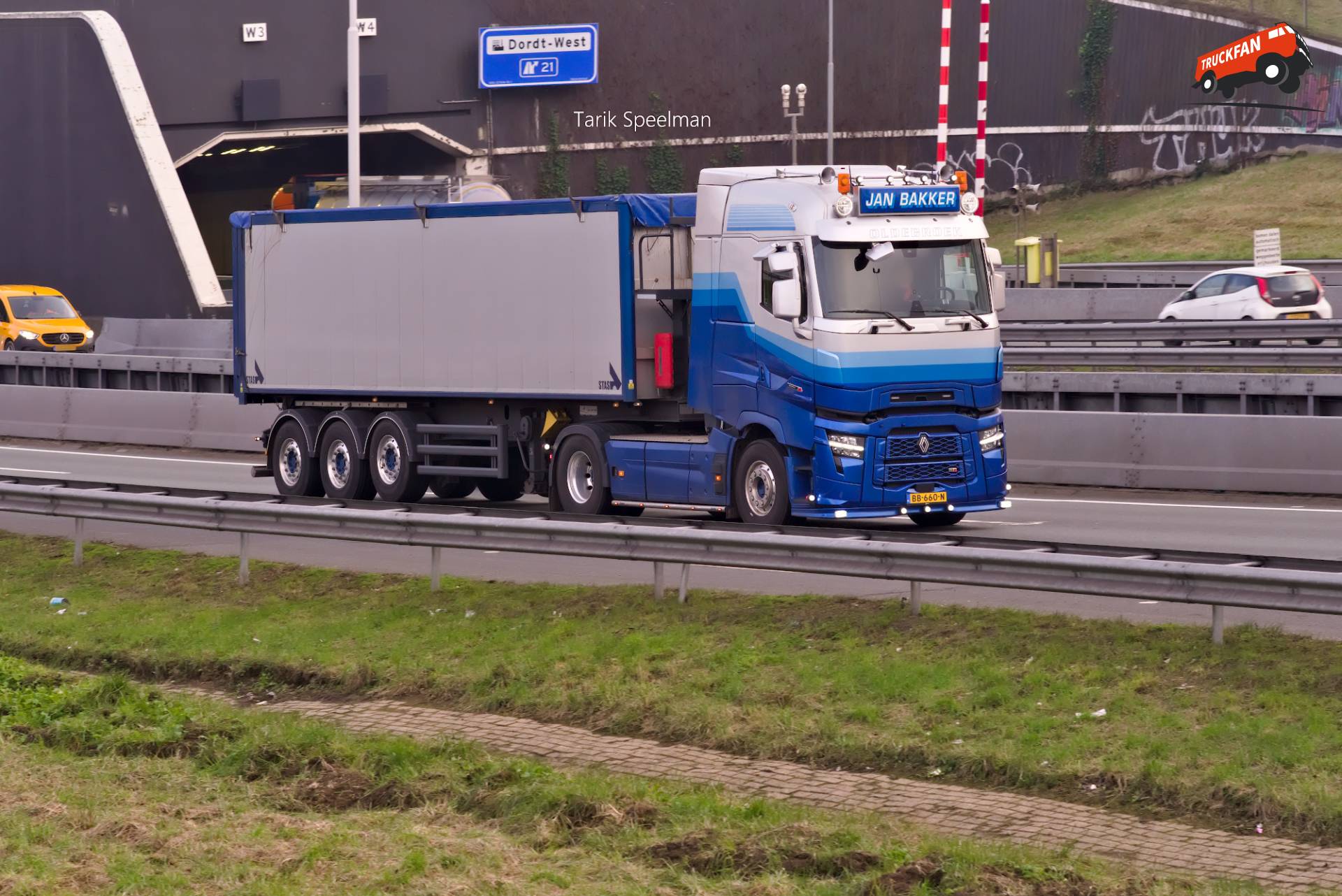 Renault T-Serie van Jan Bakker op de A16