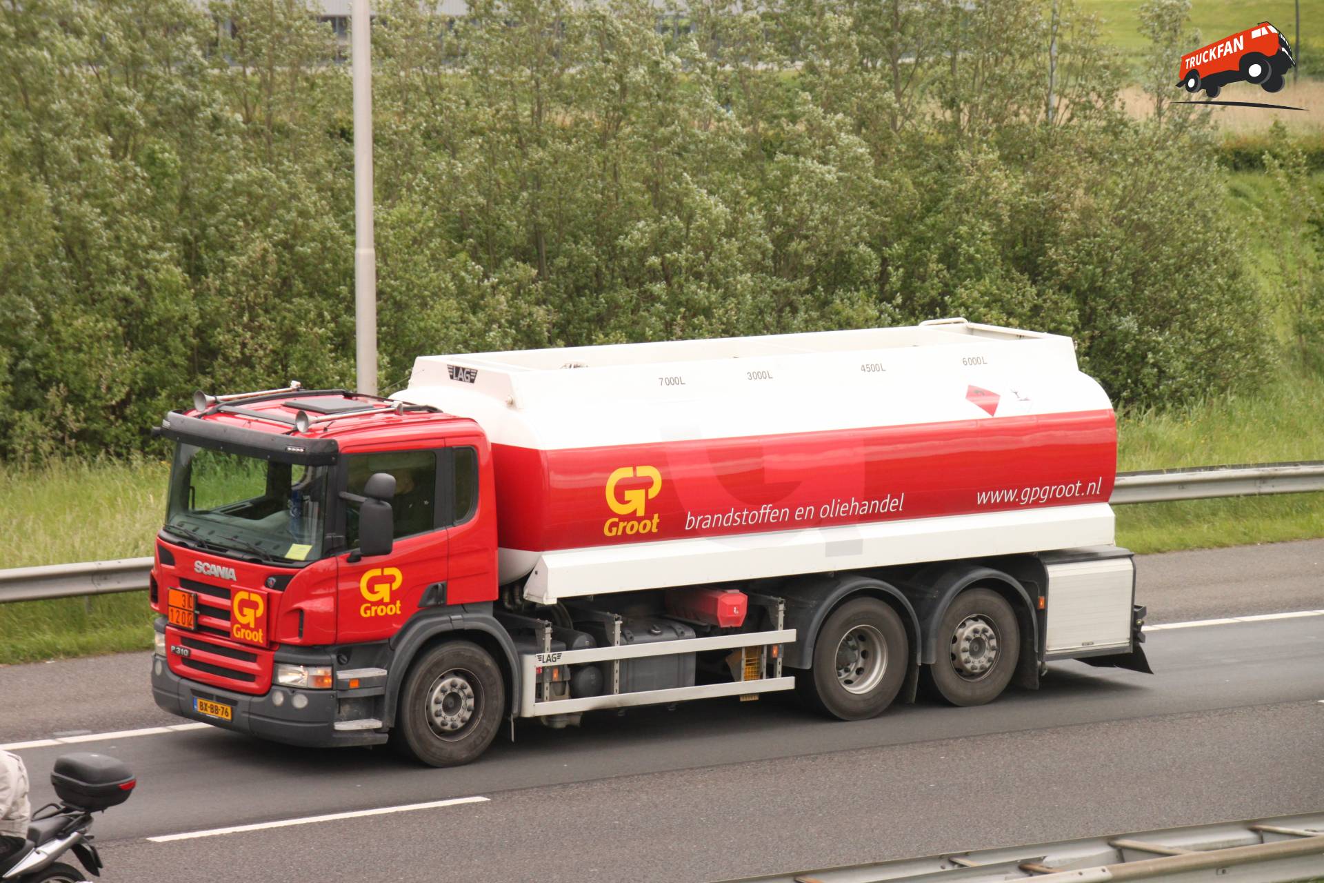 Scania P310 vrachtwagen van GP Groot op 12 mei 2014