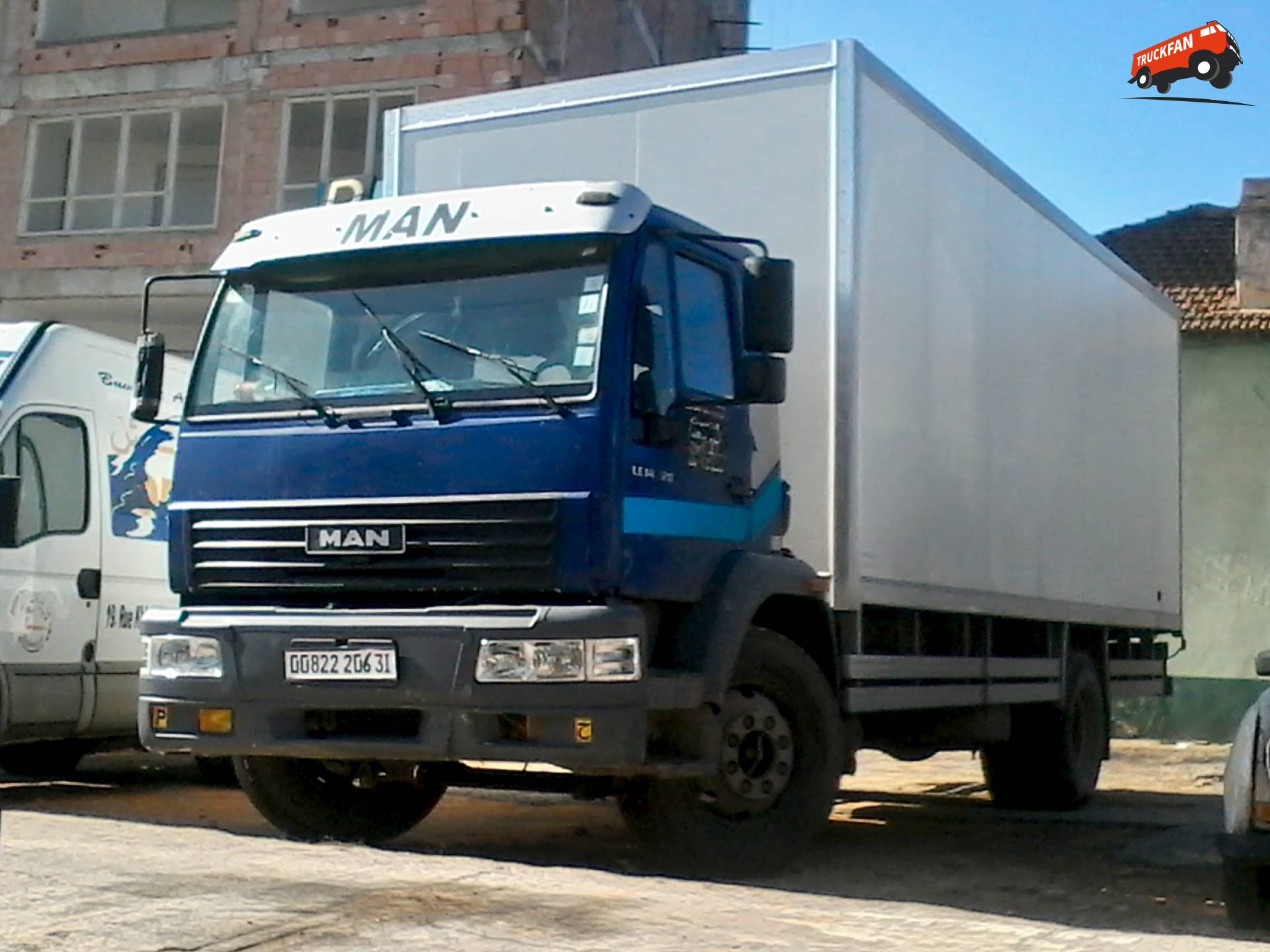 MAN-truck rijdt rond op Algerijnse wegen in november 2016