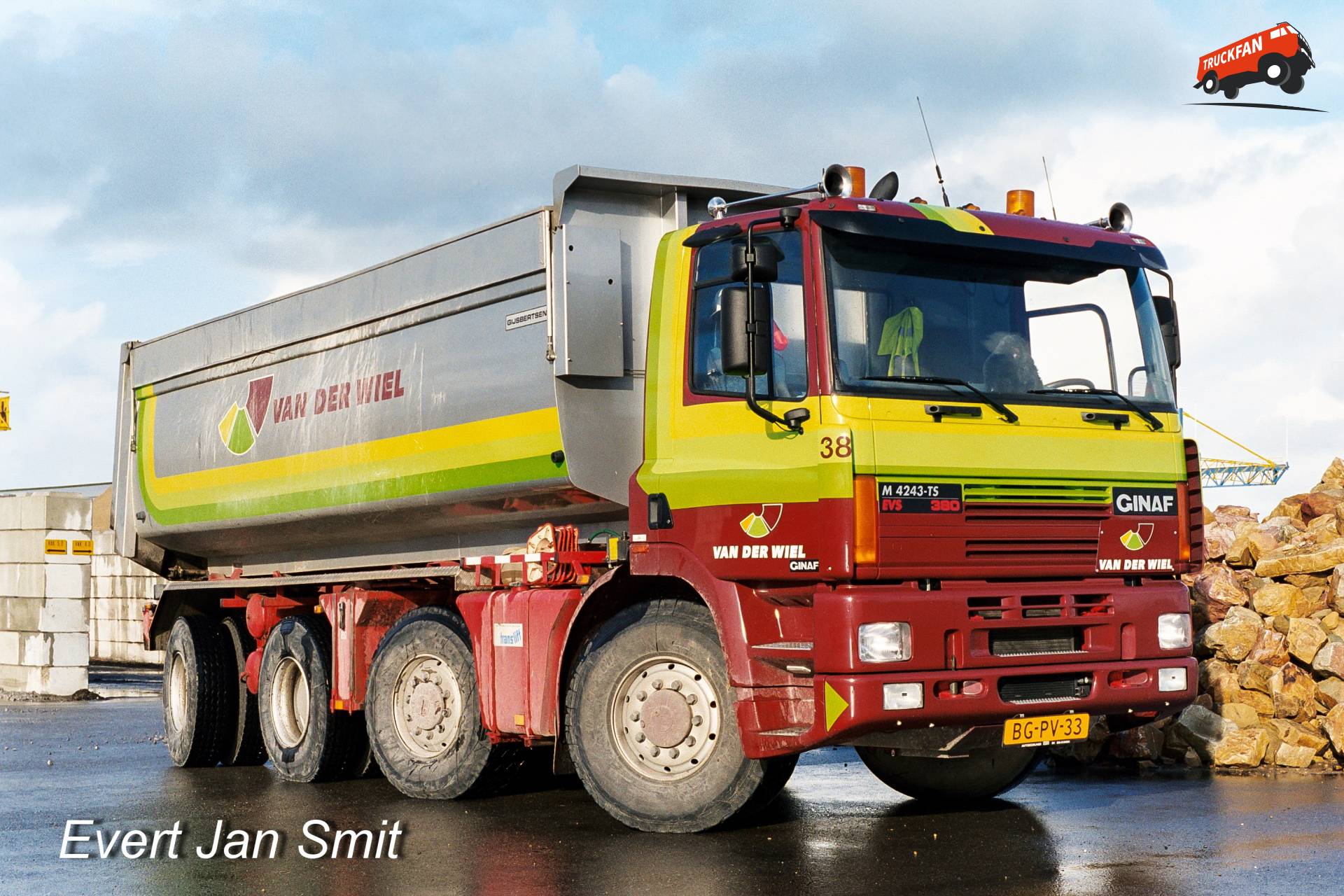 De 8x4 Ginaf M4243-TS op het nieuwe Van der Wiel terrein