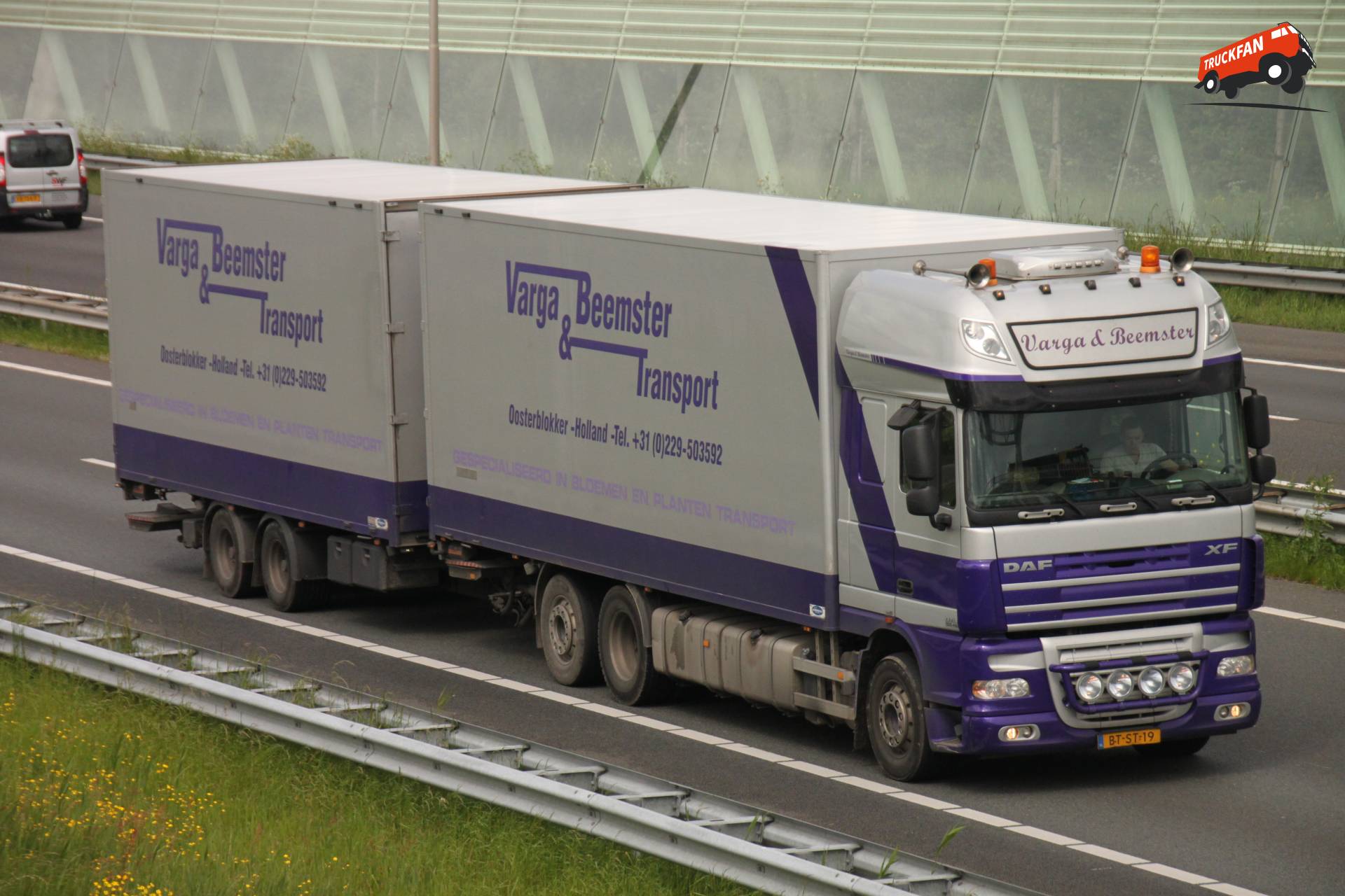DAF XF105 vrachtwagen van Varga & Beemster Transport B.V.
