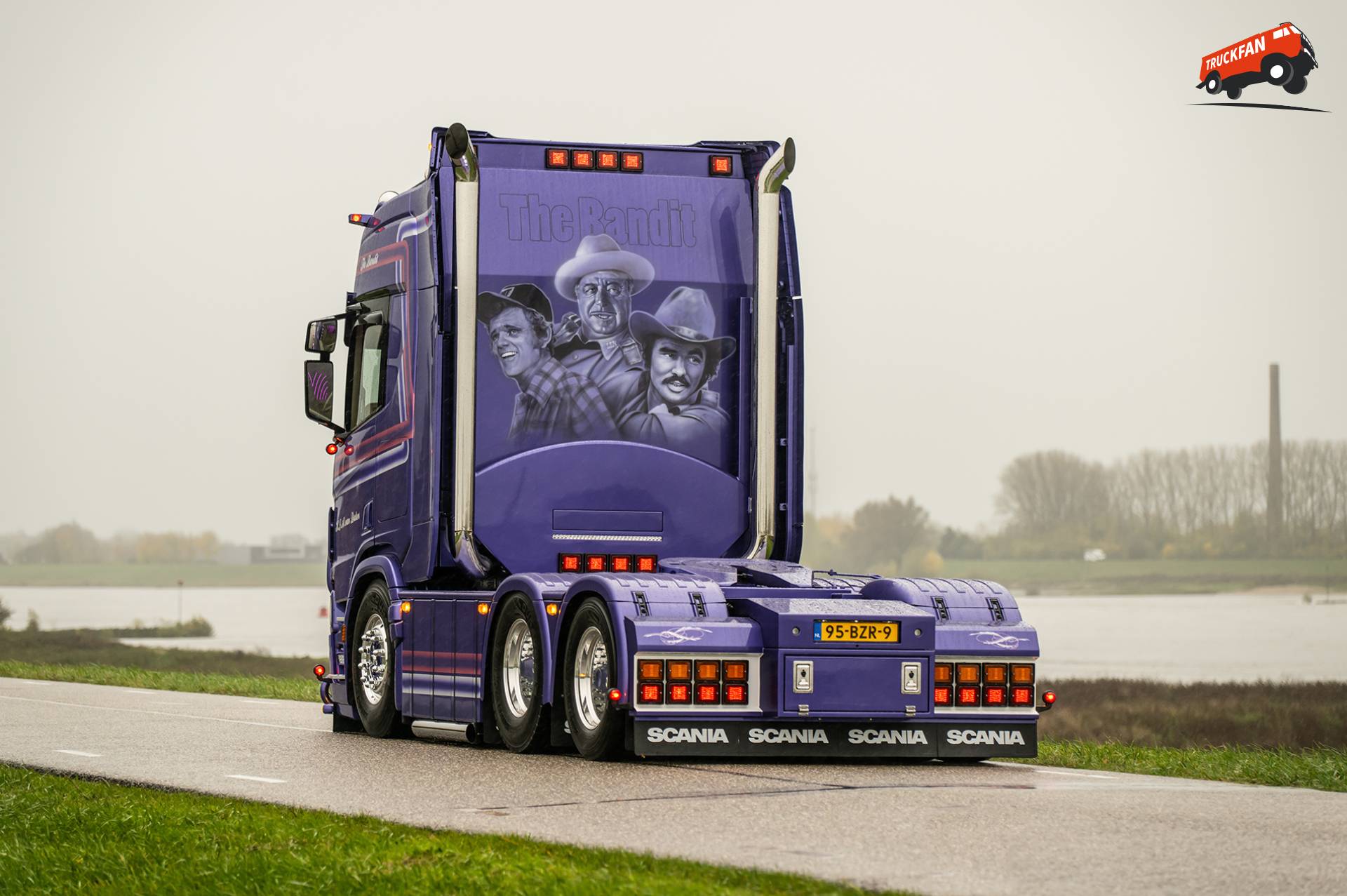 From father to son: so proud of the new Scania R770 V8!