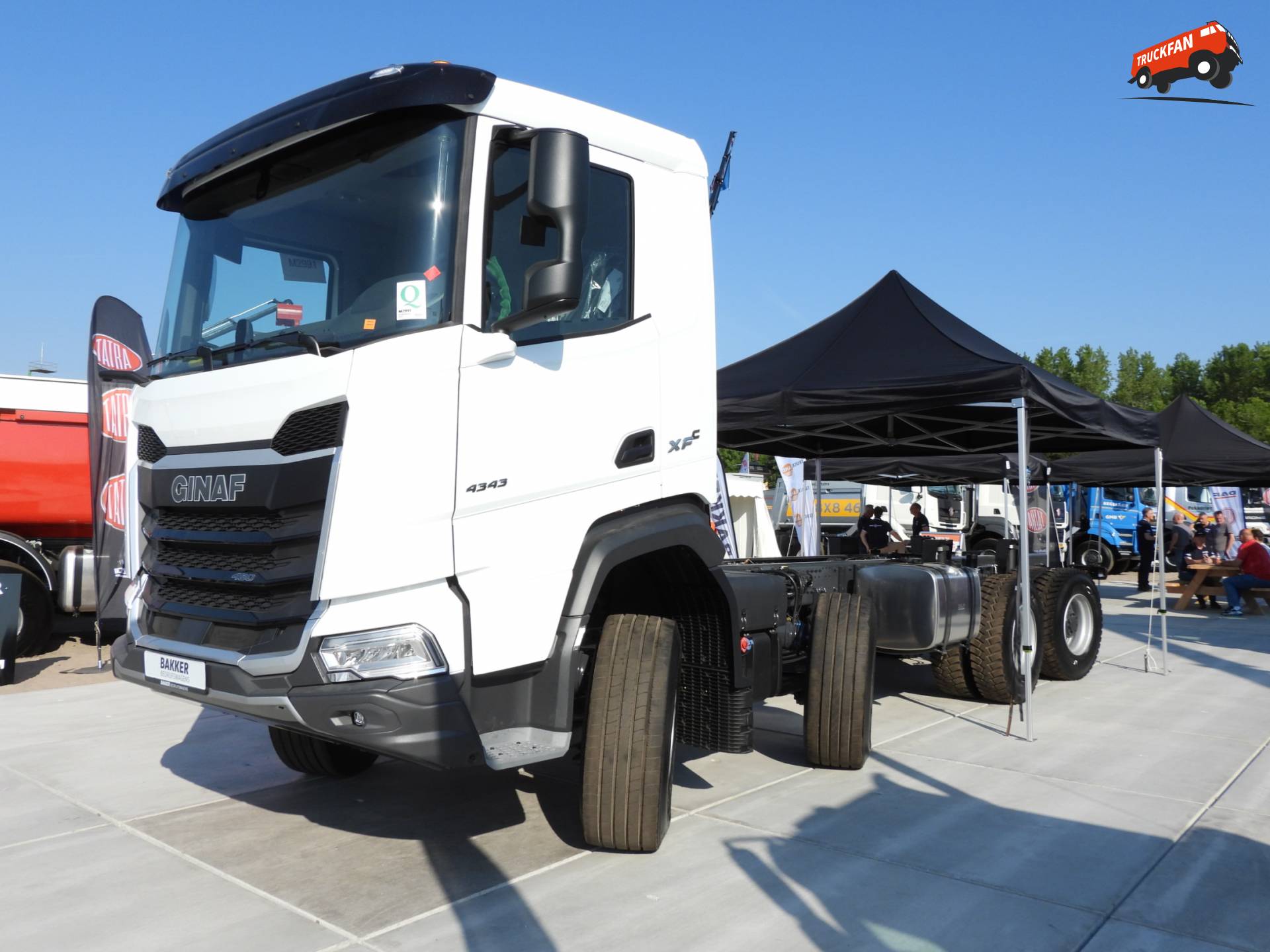 Imposante GINAF XFc 4243 S 8x4 vrachtwagen.