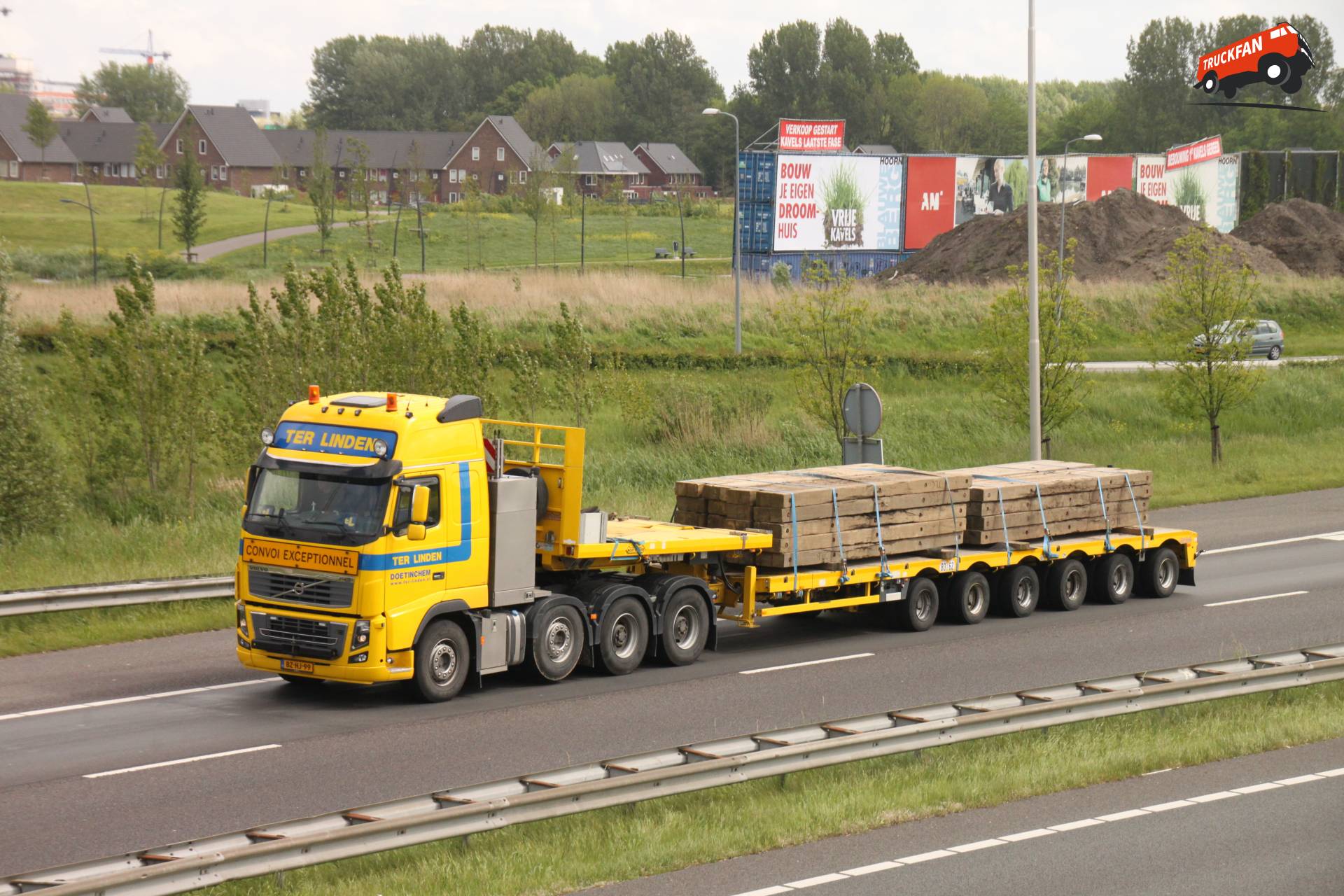 Grote Volvo FH16 vrachtwagen van Ter Linden Transport op de weg