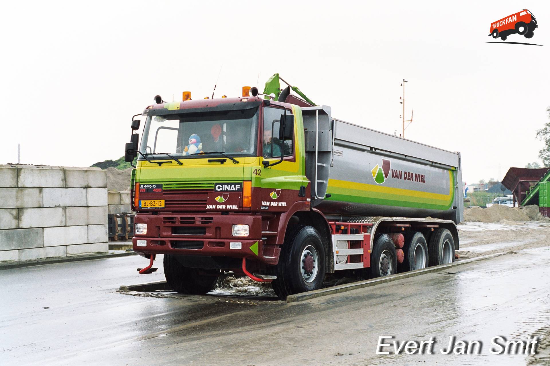 Vrachtwagen rijdt door waterbak bij Van der Wiel Groningen