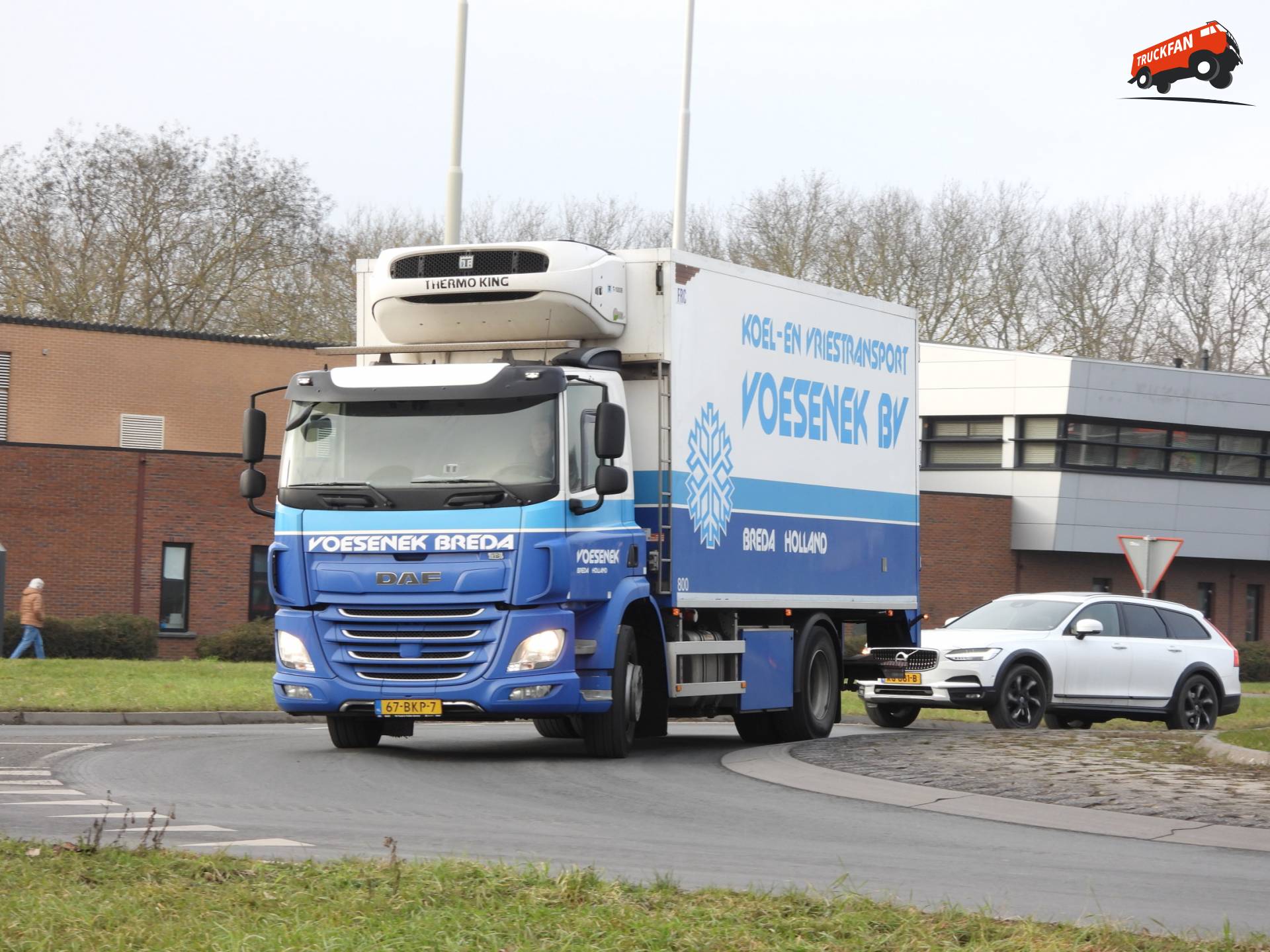 DAF CF 260 FA vrachtwagen van Koel- en Vriestransport Voesenek op Lopikerplein