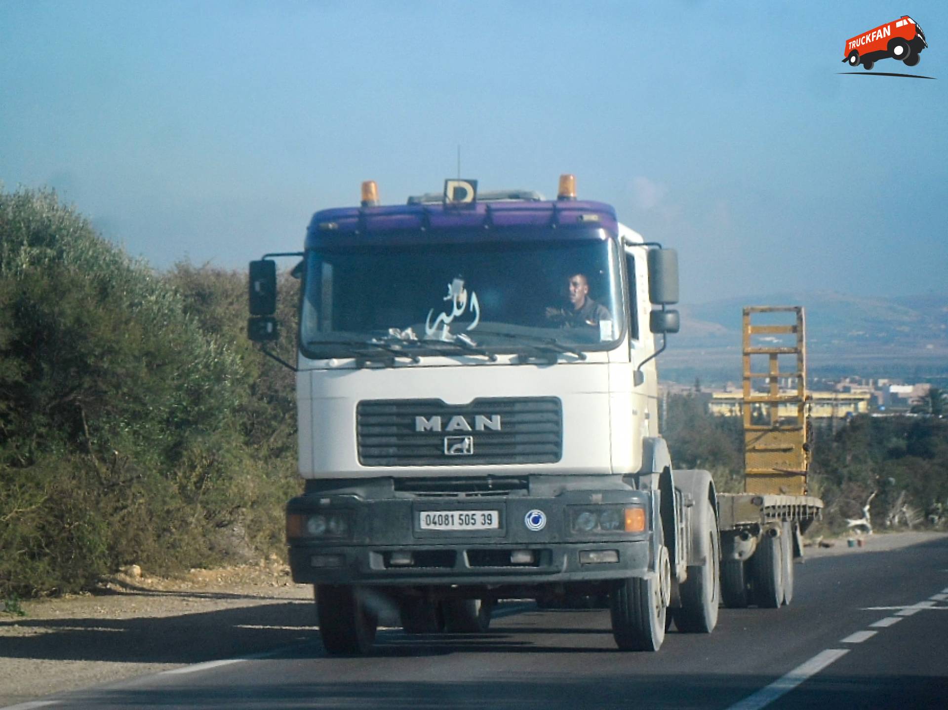 MAN-truck die in december 2013 door Algerijnse wegen rijdt