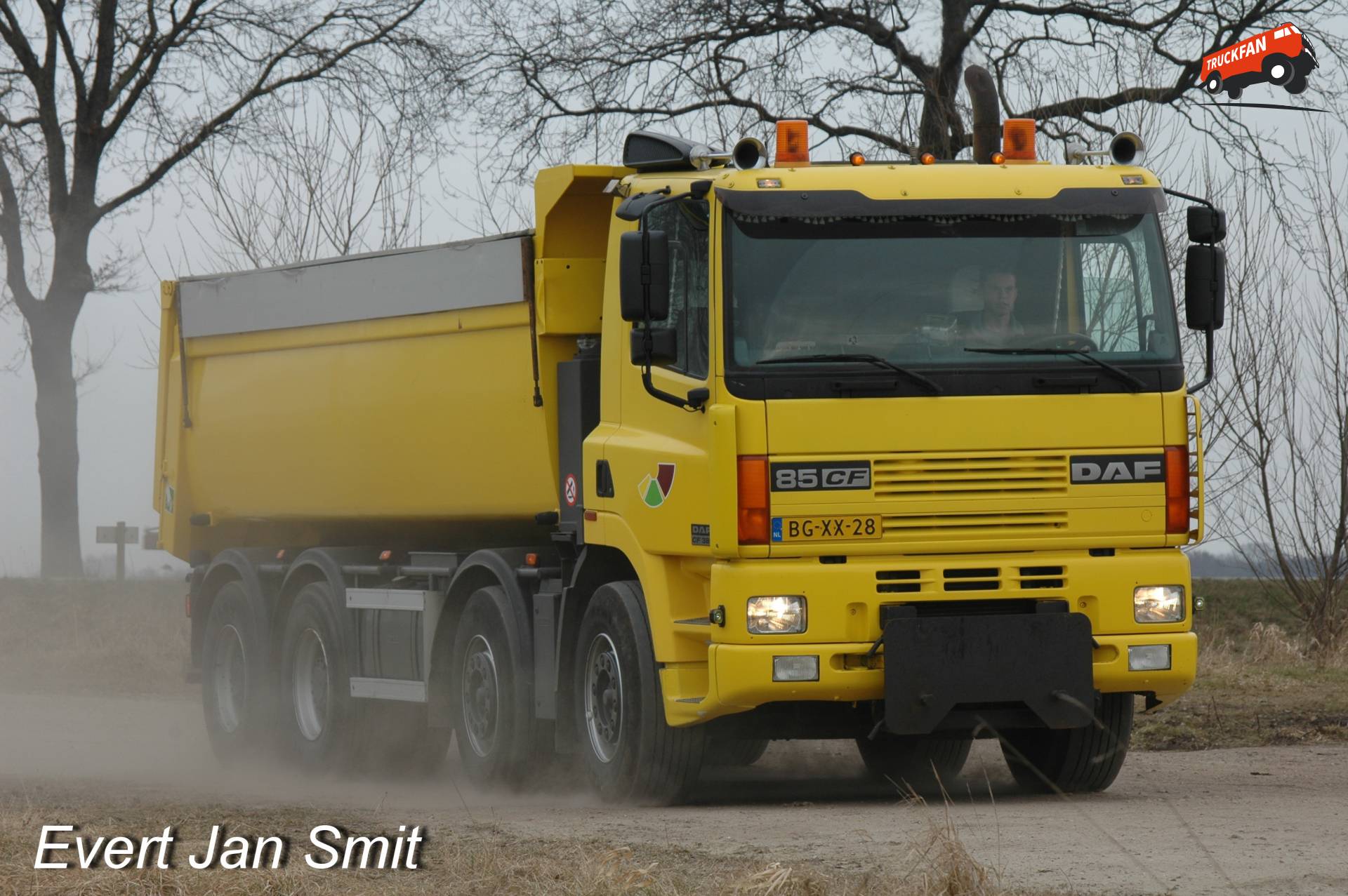 Auto 40 in actie bij de zandput van Van der Wiel Transport