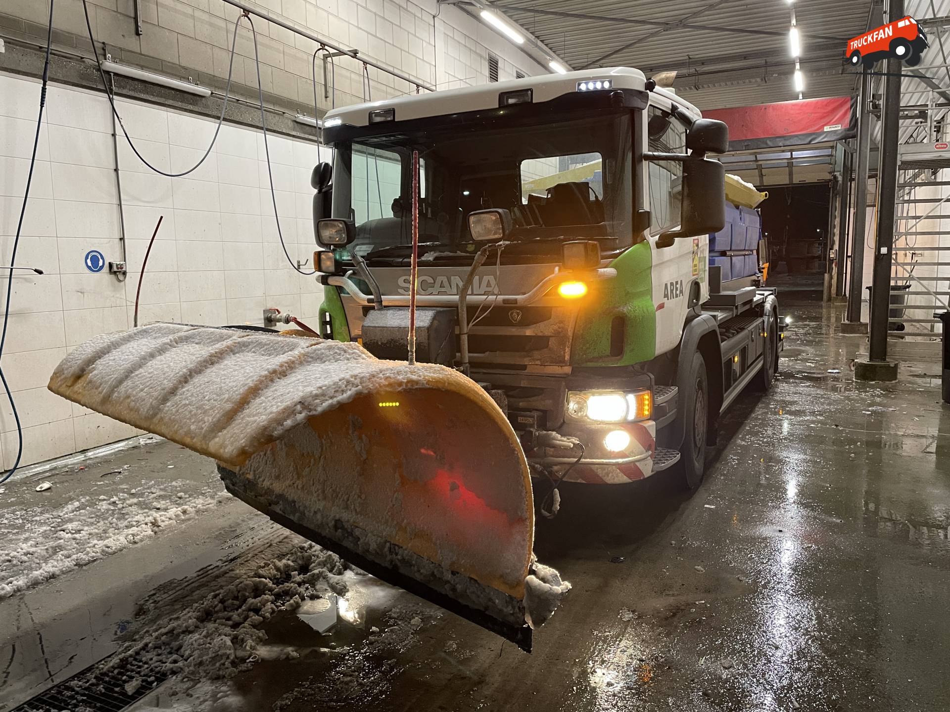 Scania P320 omgebouwd voor strooien bij Area Reiniging Emmen