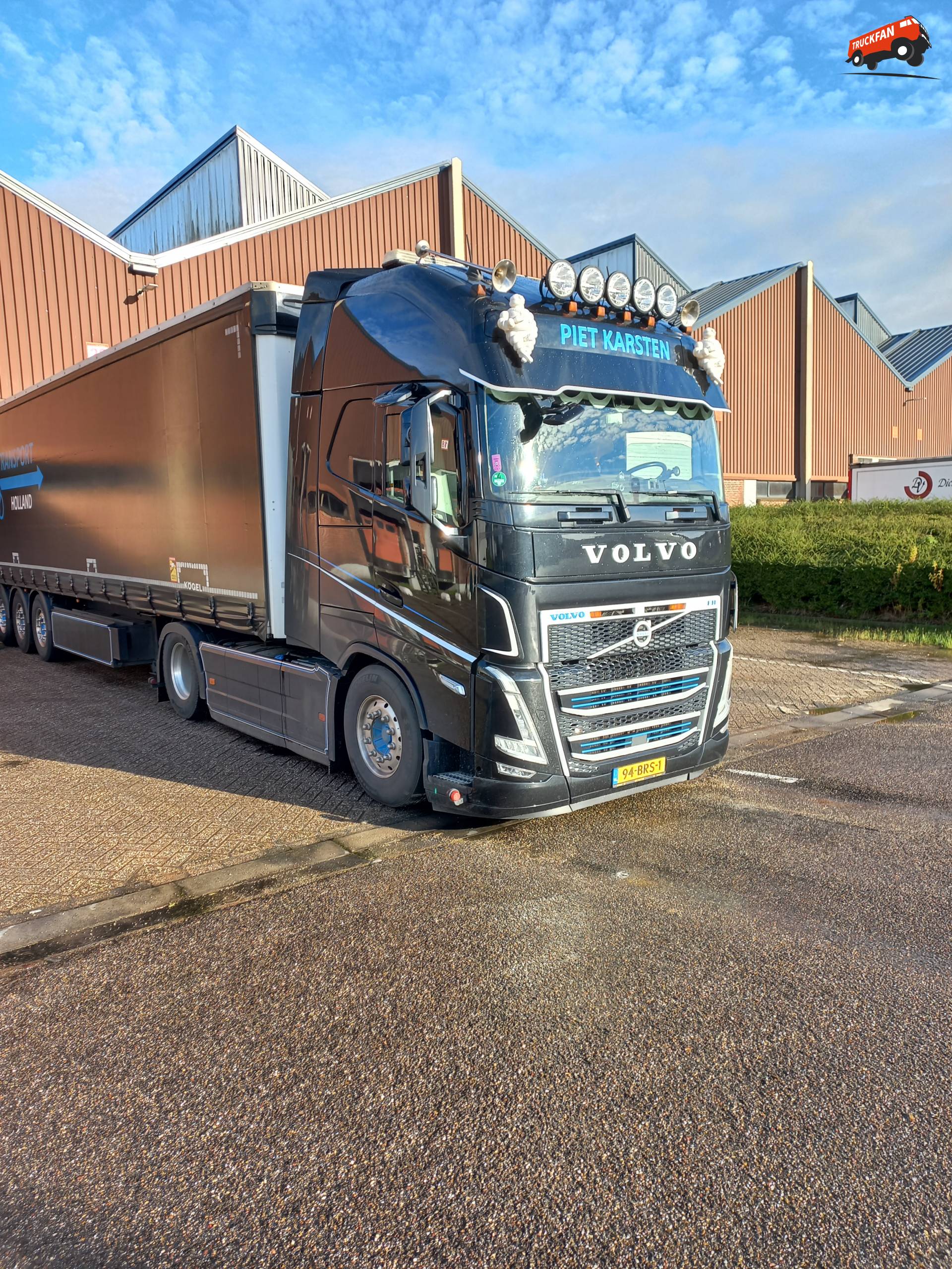 Volvo FH 5 truck bij industrieterrein Zwaagdijk