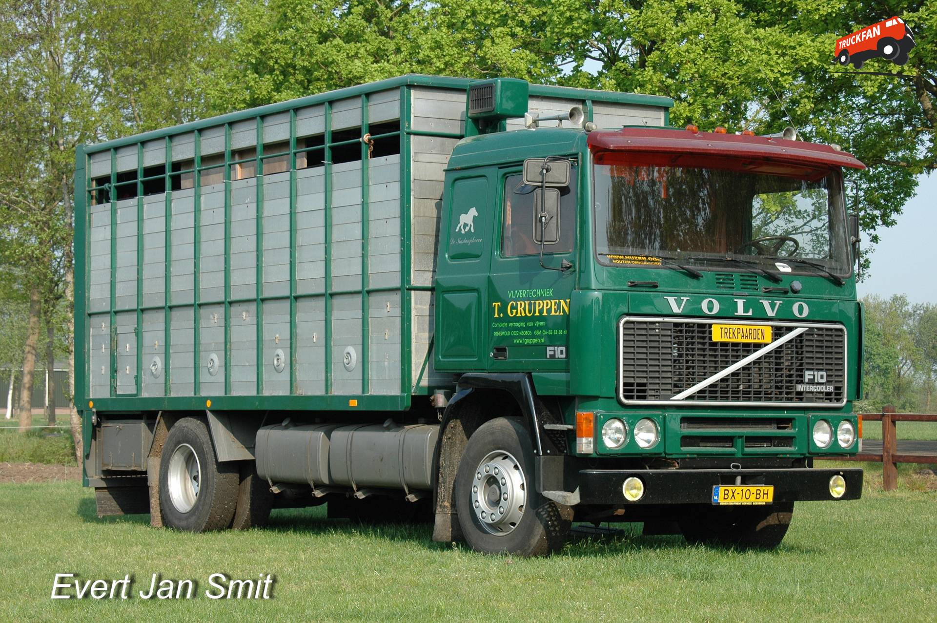 Volvo truck in weiland bij Ruinerwold