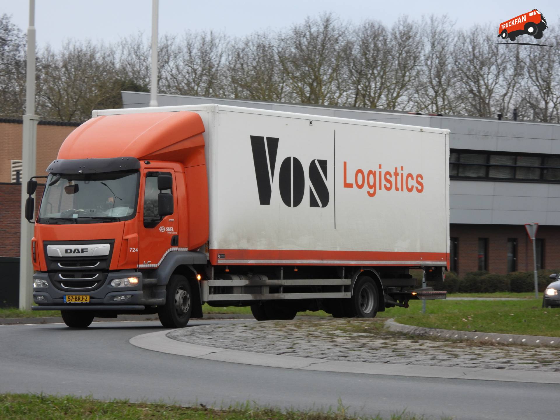 DAF LF 210 FA vrachtwagen bij Lopikerplein Schoonhoven