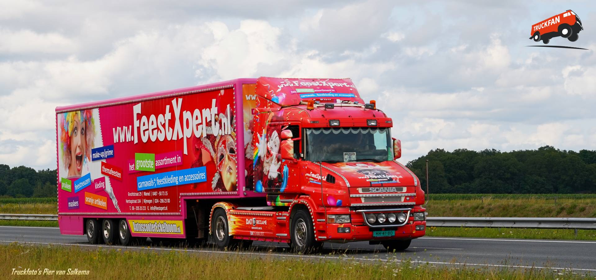 Scania met gesloten opbouw op A28 Hooghalen