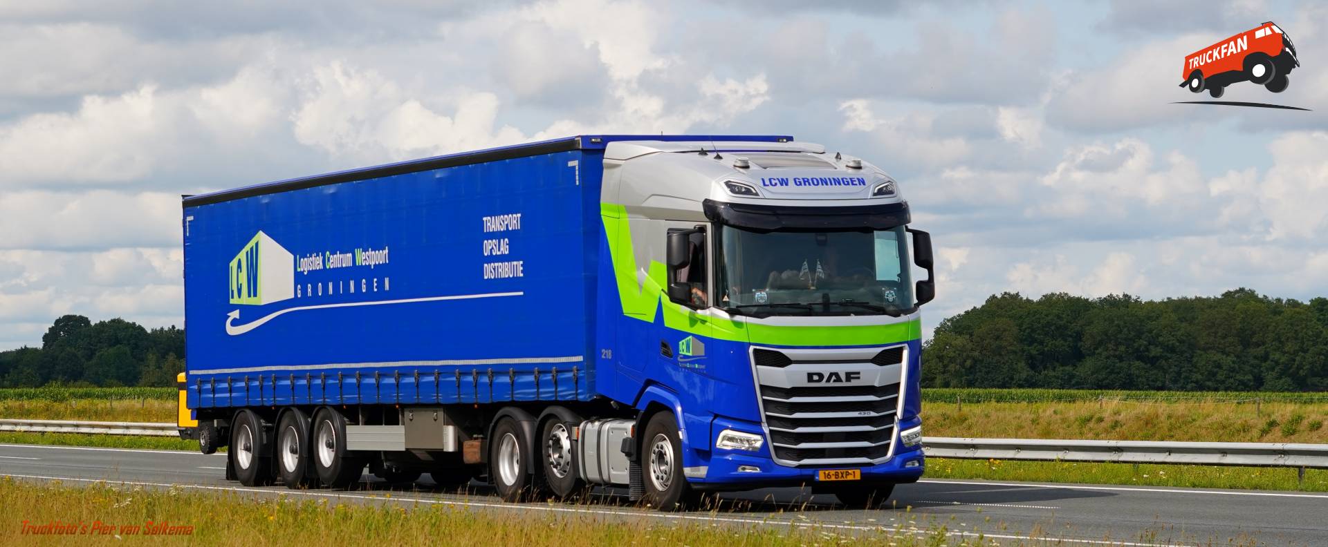 DAF XG Bedrijf LCW truck on A28 Hooghalen