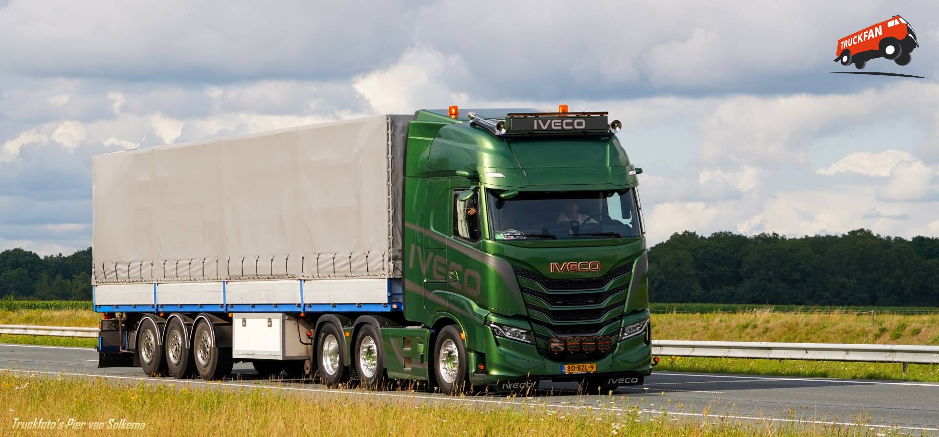 Iveco Sway vrachtwagen op A28 bij Hooghalen