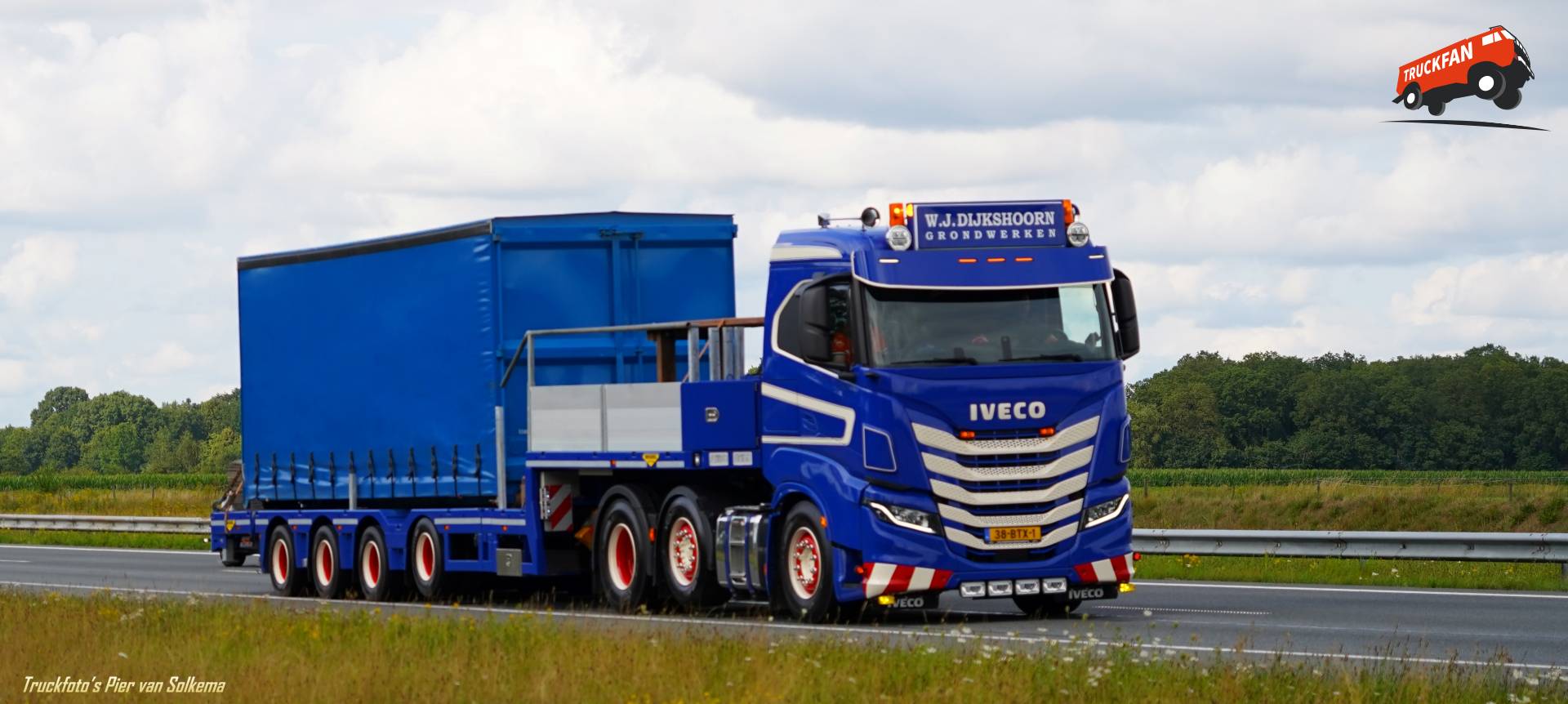 Iveco Sway vrachtwagen op A28 bij Hooghalen