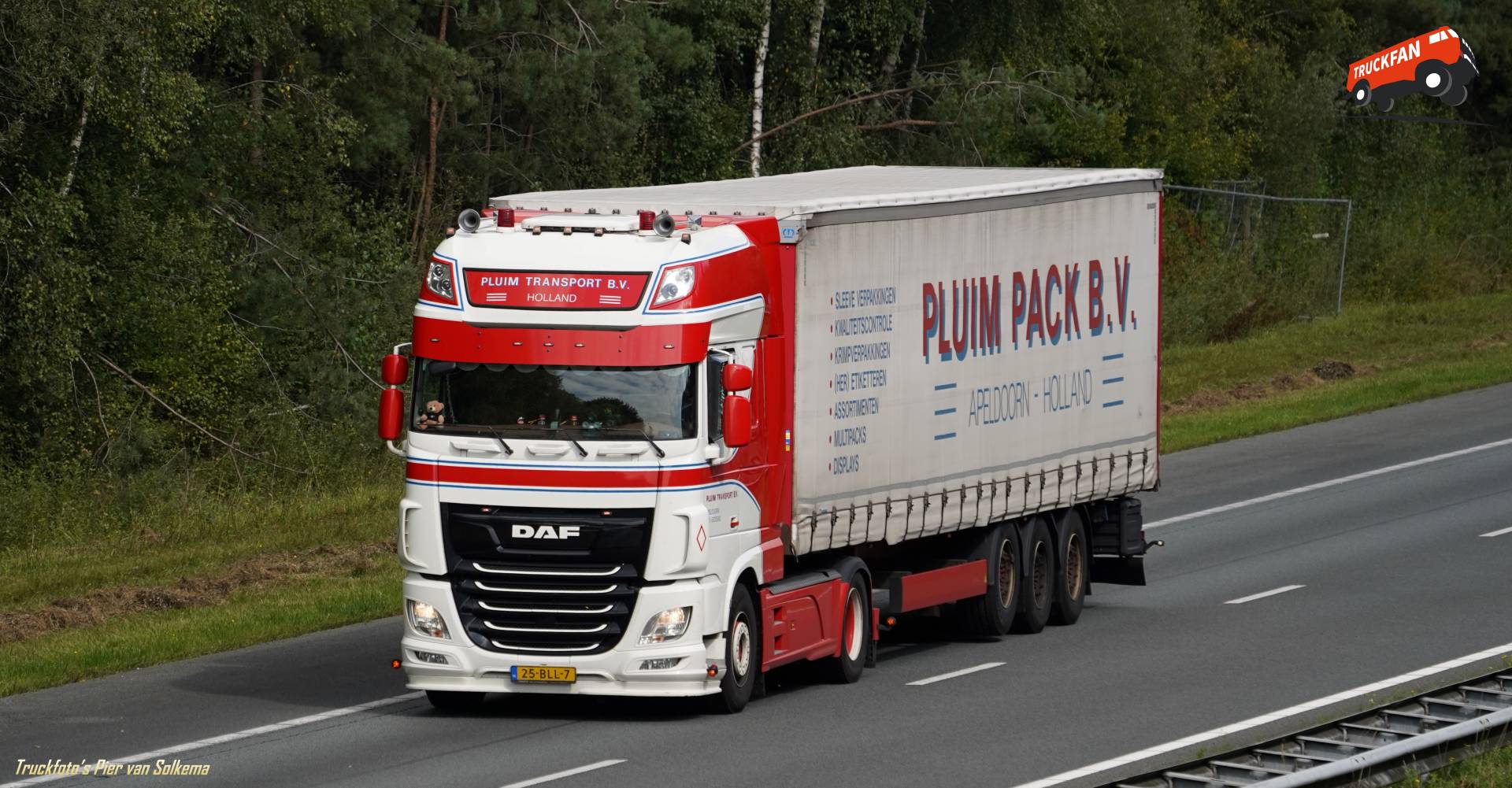 DAF XF vrachtwagen bij A1 Oldenzaal