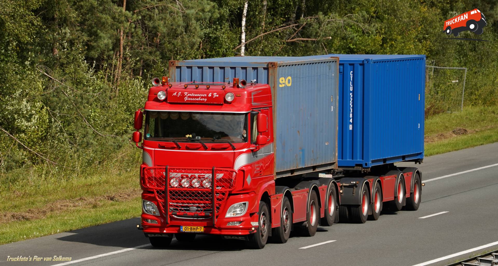 DAF XF vrachtwagen bij A1 Oldenzaal