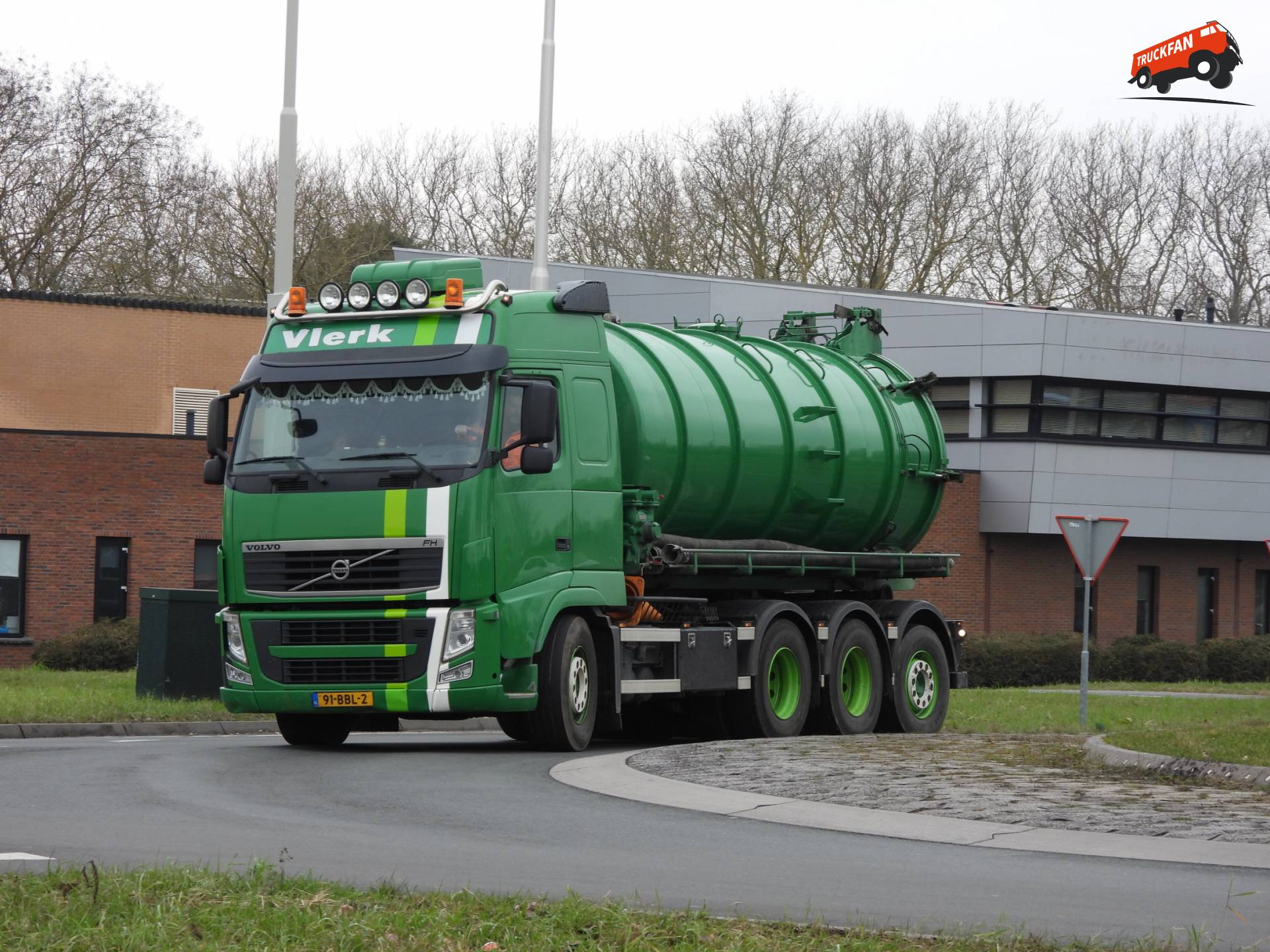 Volvo FH13 460 8x4 truck bij Lopikerplein Schoonhoven