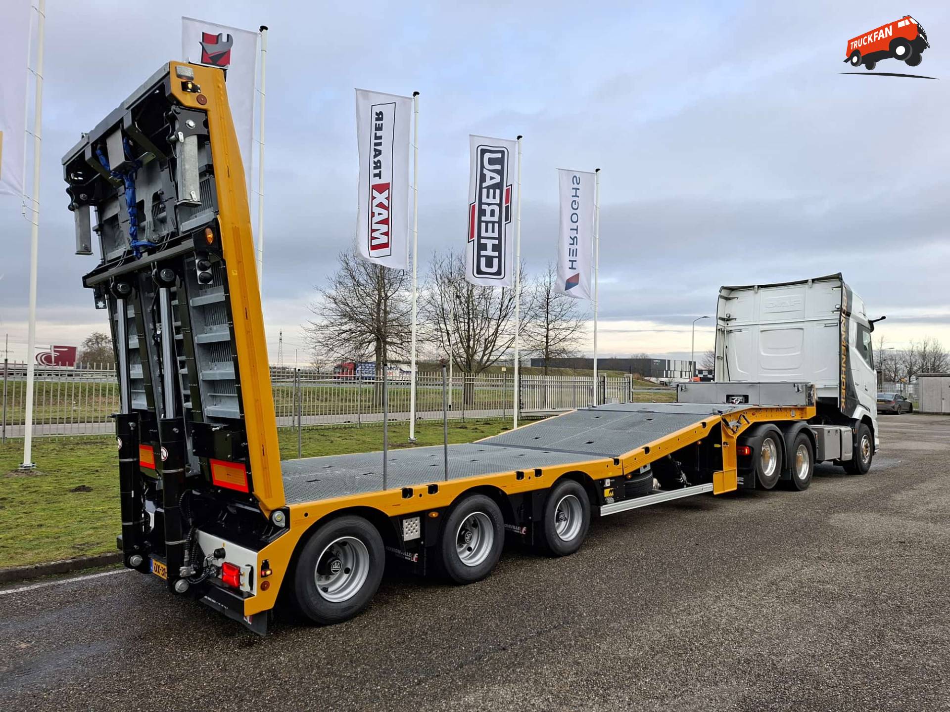 Faymonville MultiPlus oplegger met FlipTailRamp