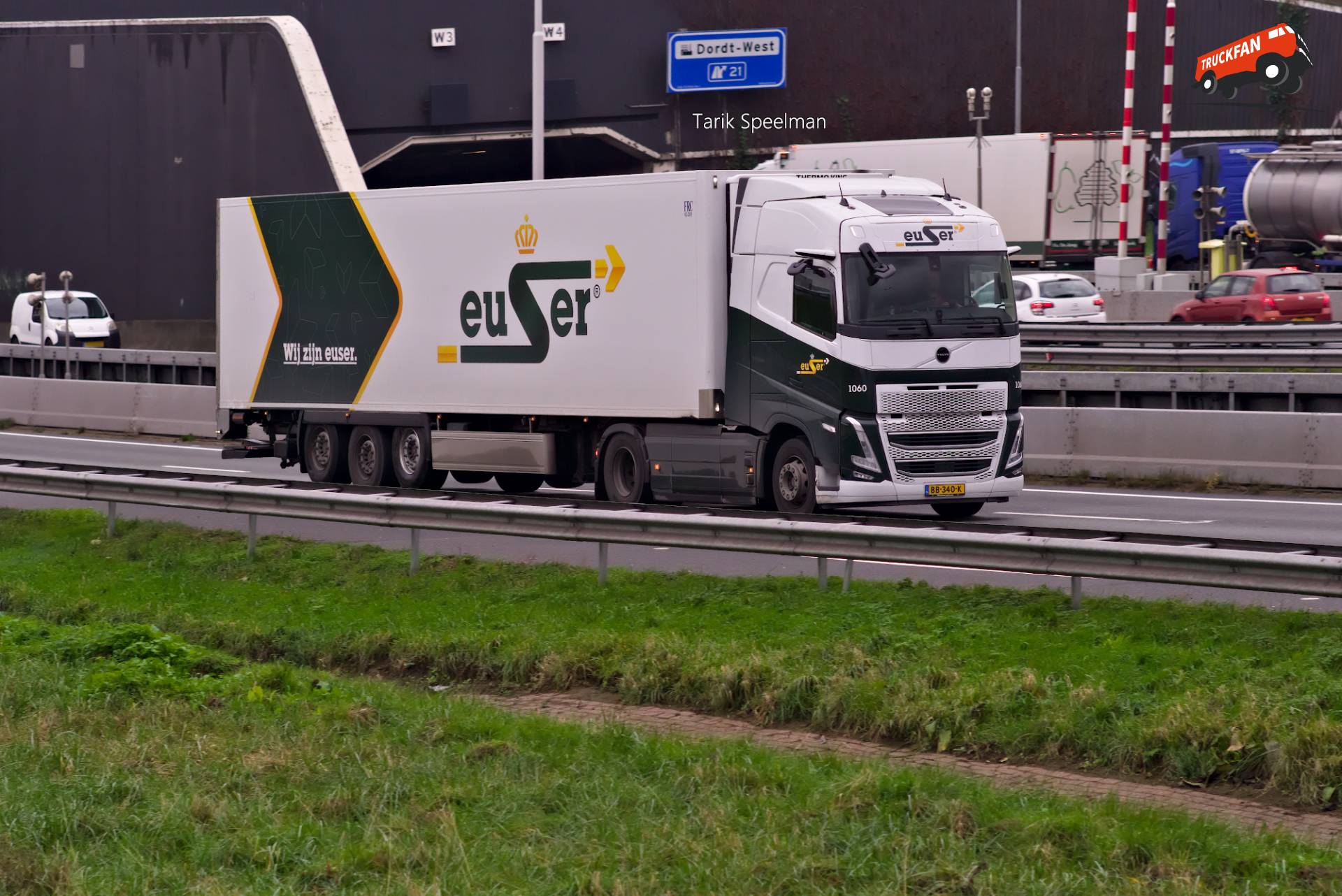 1060, Volvo FH5 van Euser op de A16