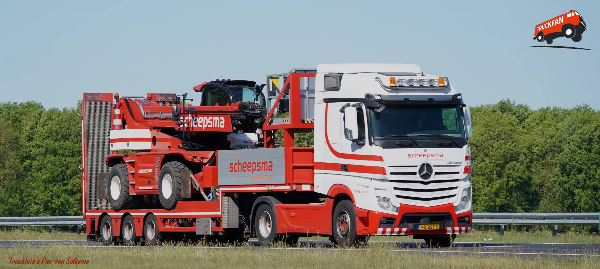 Mercedes Benz Actros vrachtwagen op A7 Joure