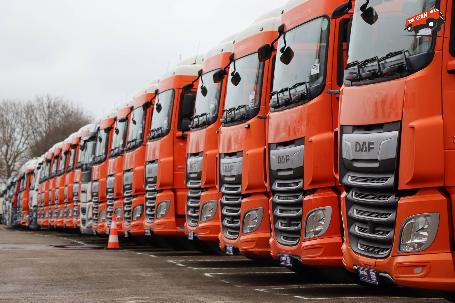 Rijtje DAF XF Euro 6 trucks bij Kleyn Trucks