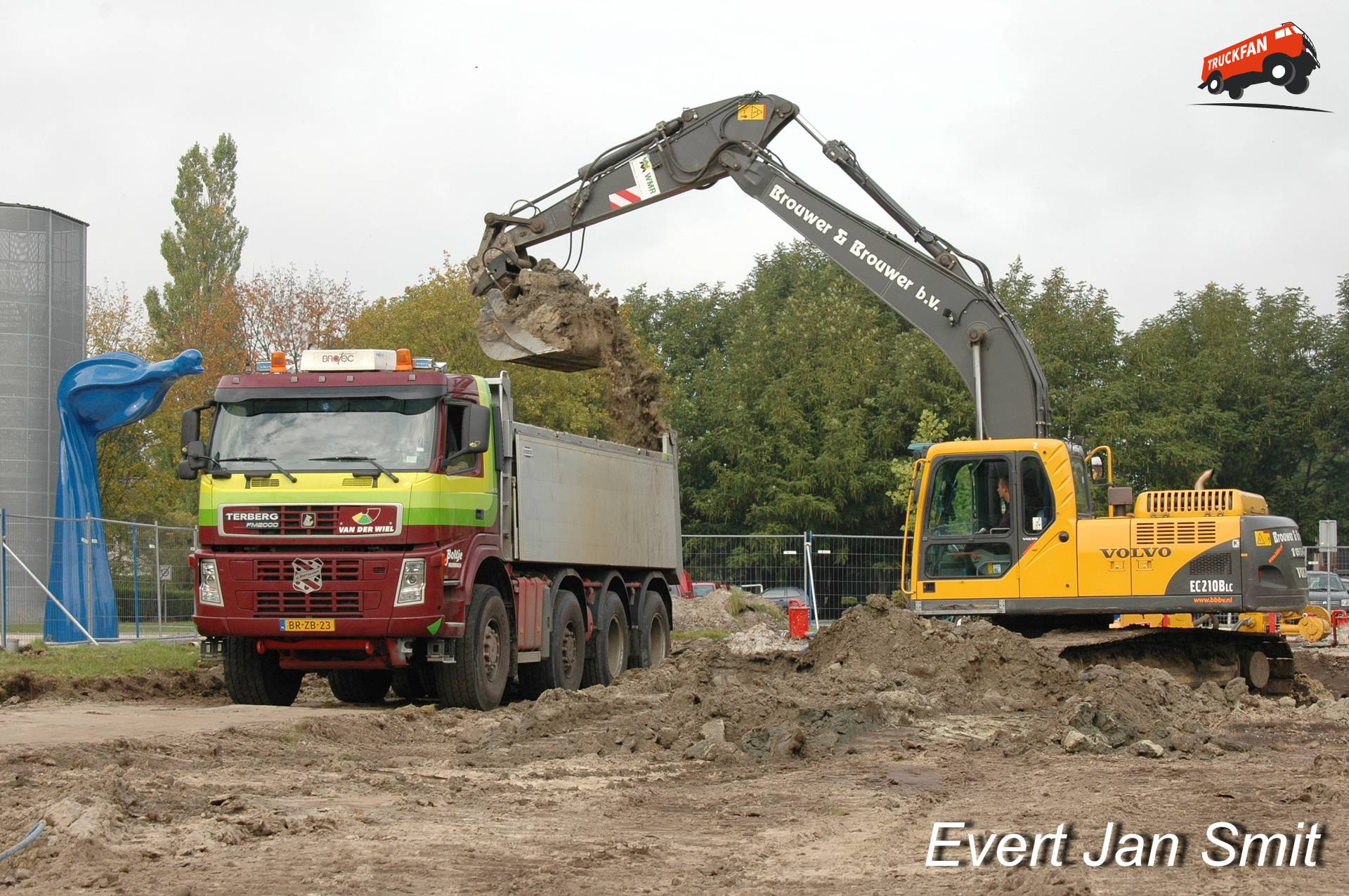 Terberg vrachtwagen laden zand in Drachten