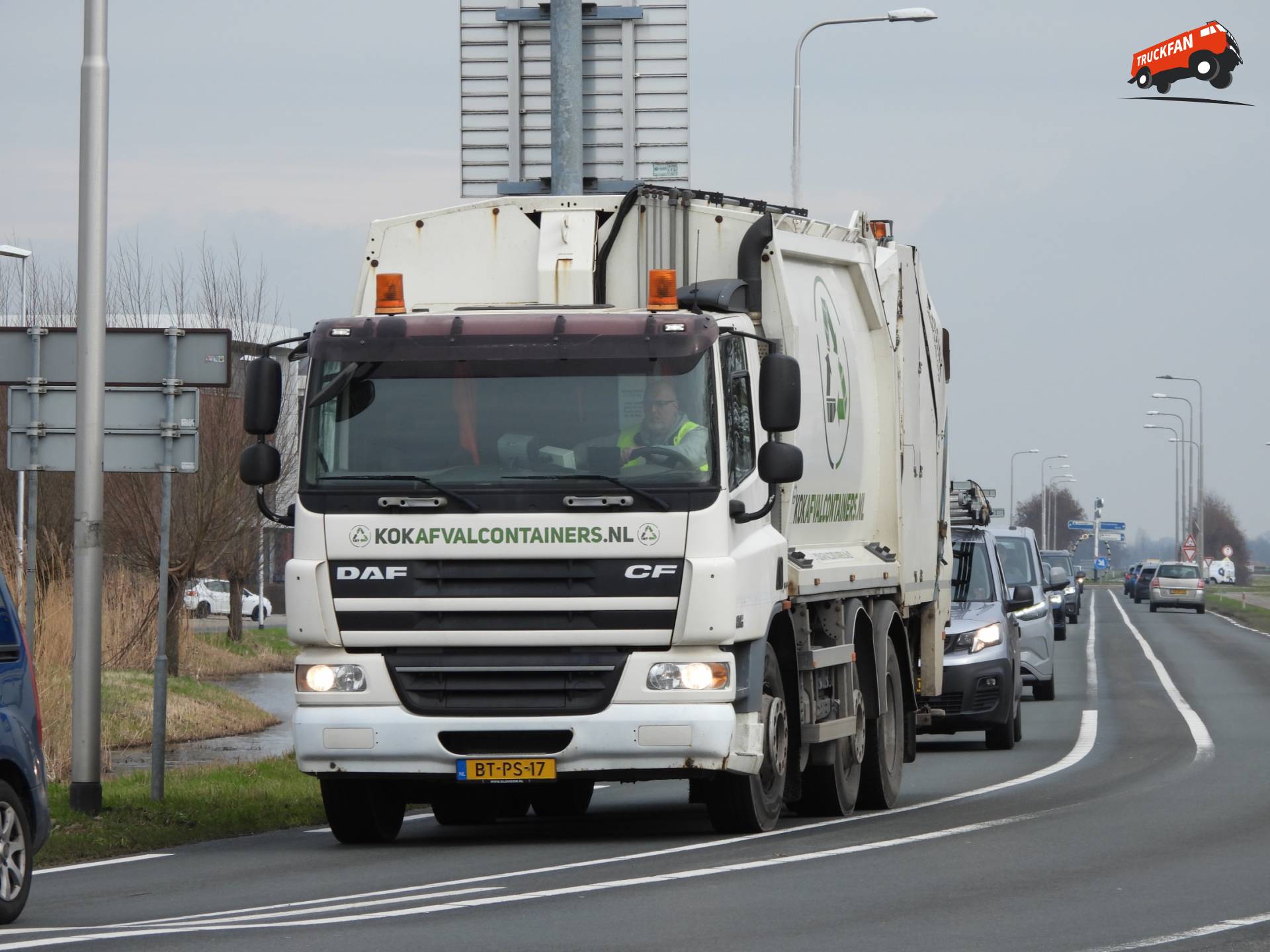 DAF CF75 75.250 vrachtwagen bij Schoonhoven