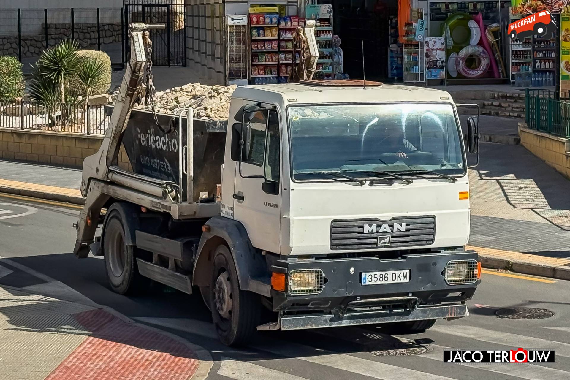 Kleine MAN L2000 portaalwagen in Benidorm