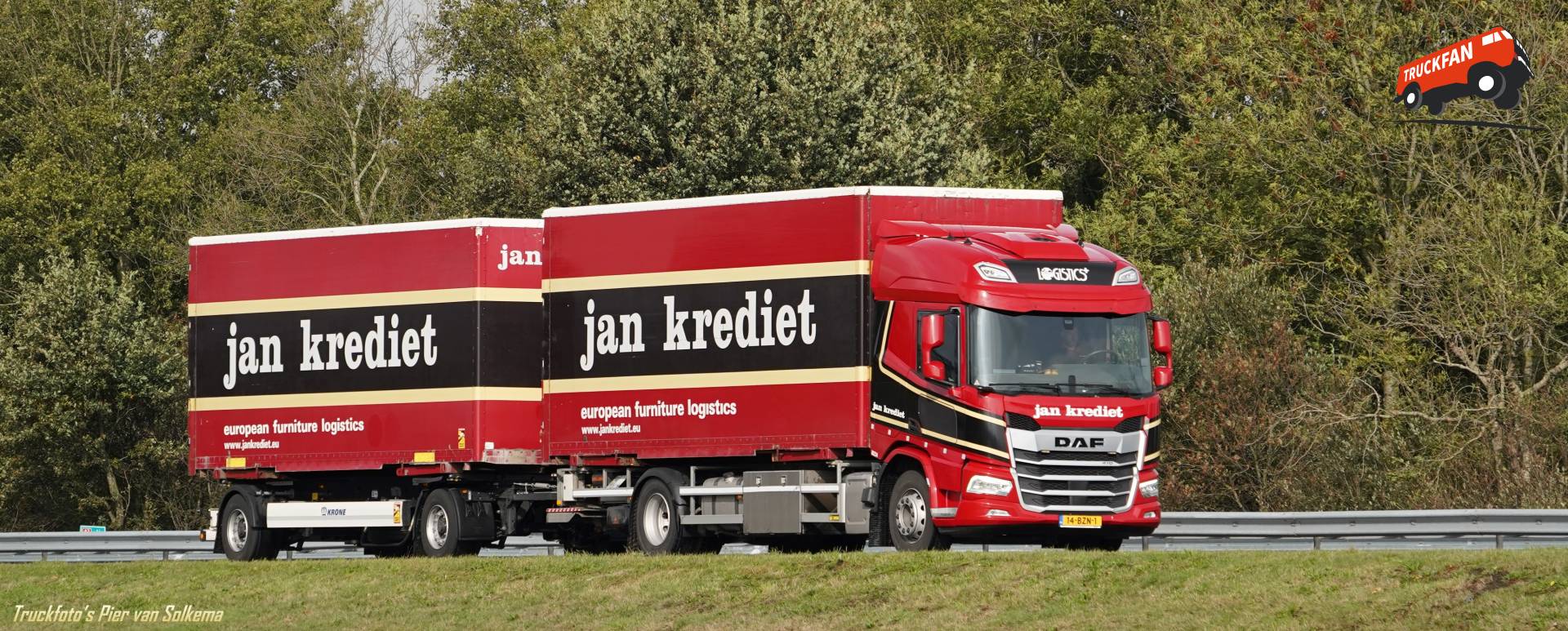 DAF XD vrachtwagen met gesloten opbouw