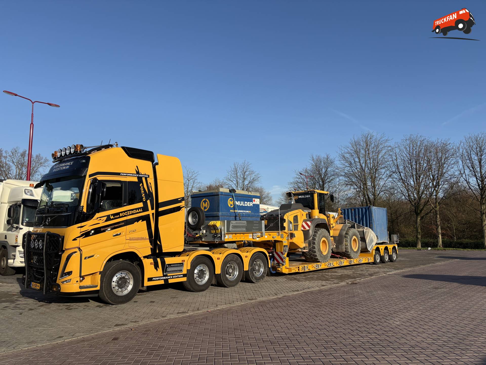 Volvo truck en Max Trailer oplegger in Wolvega
