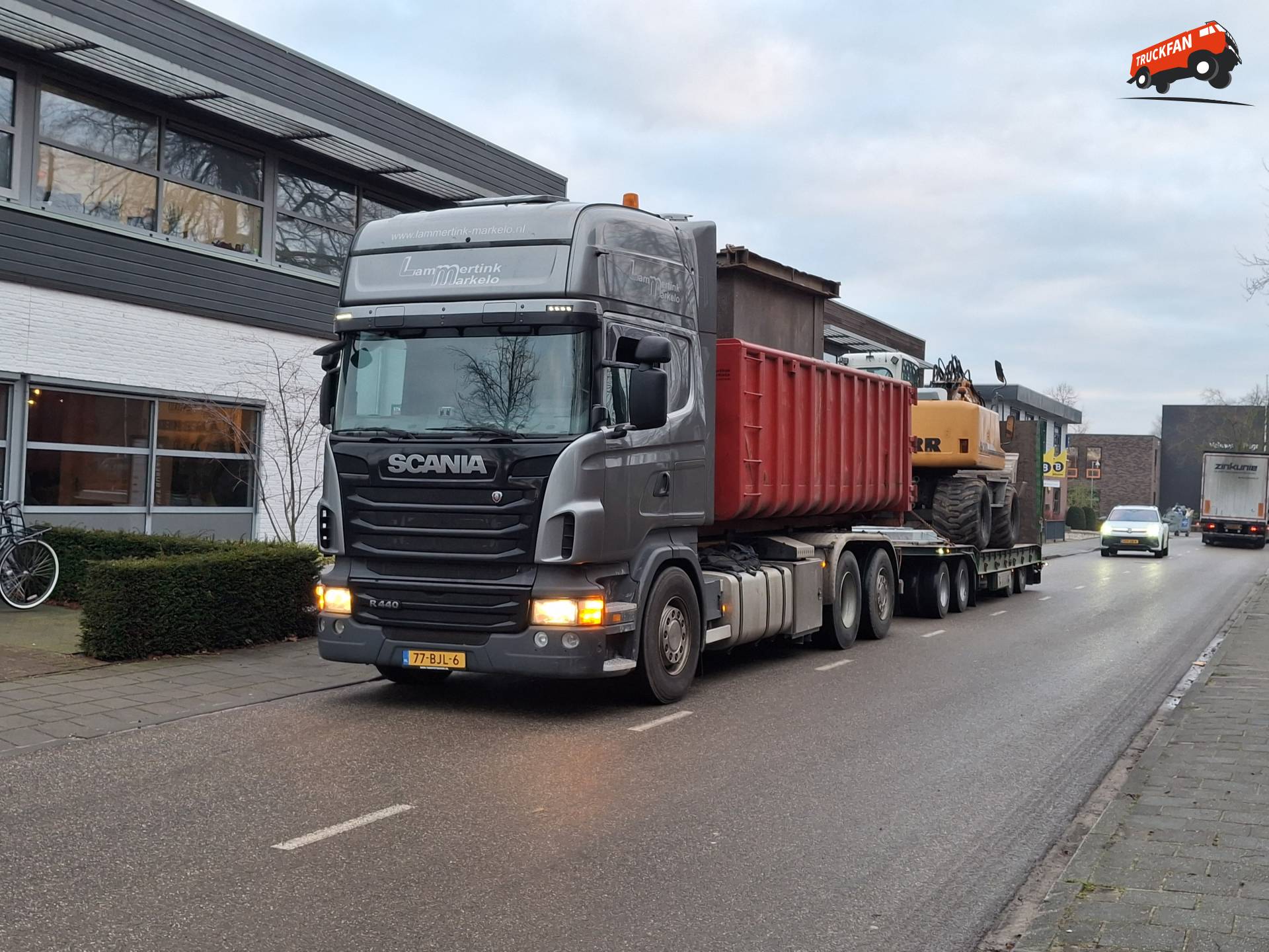 Scania R440 met Liebherr graafmachine in Twello